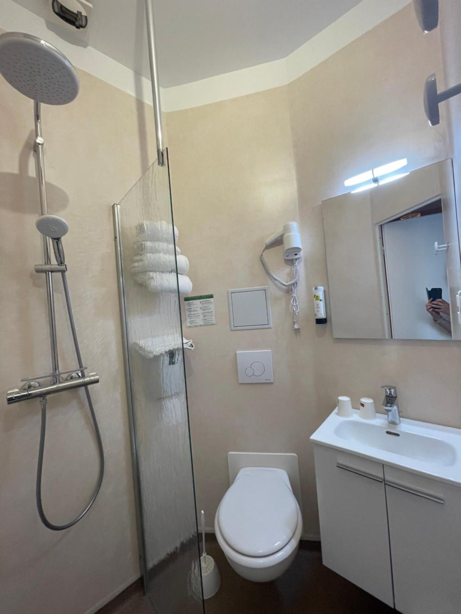 Logis Hotel Restaurant Cazes Arazat Laissac Exterior foto