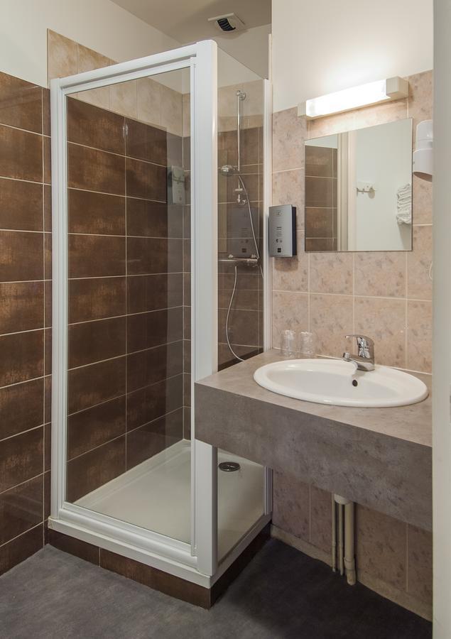 Logis Hotel Restaurant Cazes Arazat Laissac Exterior foto