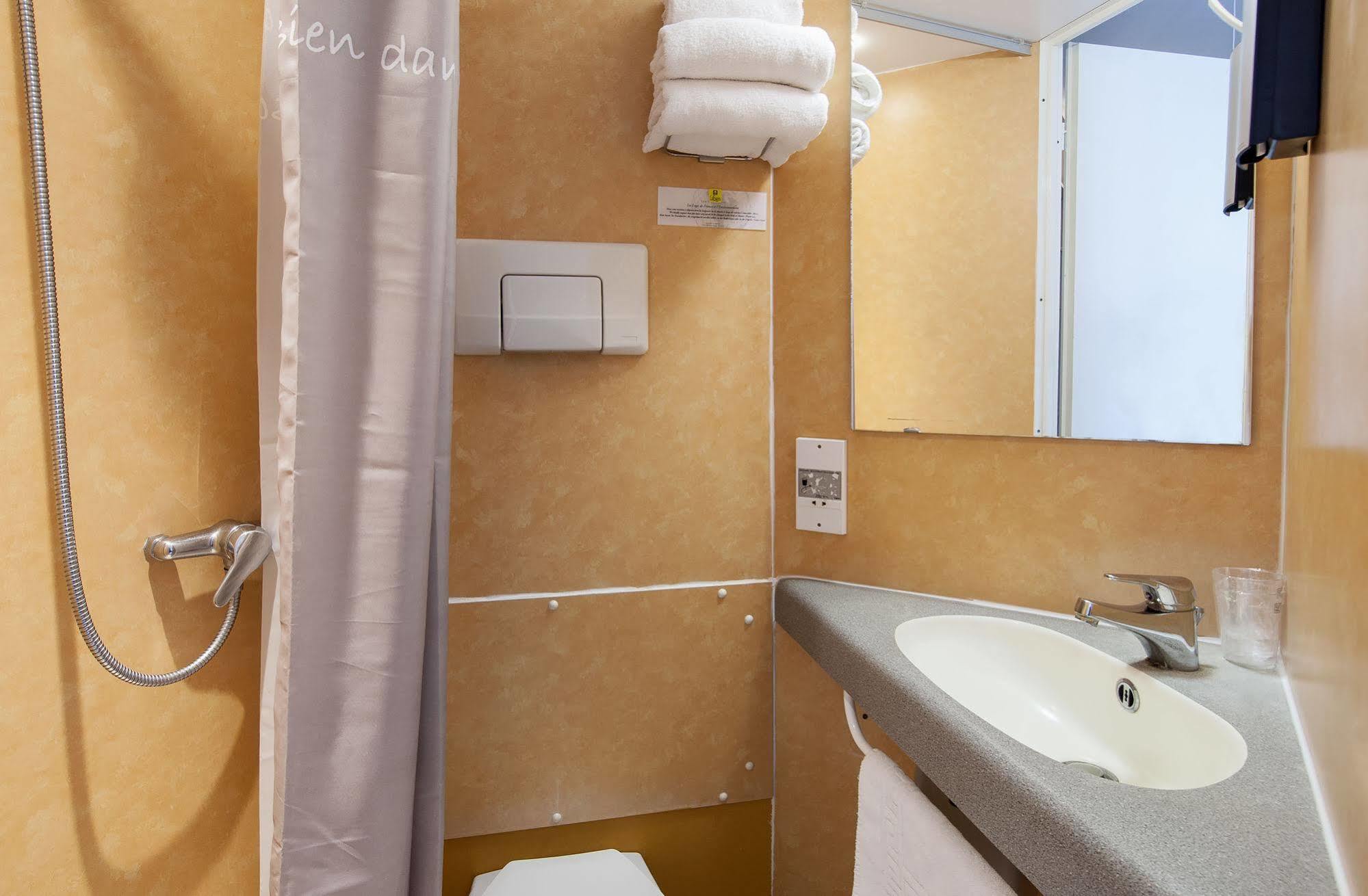 Logis Hotel Restaurant Cazes Arazat Laissac Exterior foto